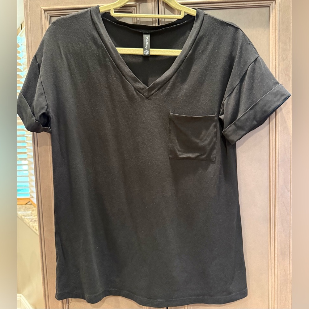 PrinStory Small Black V-Neck Loose Fit Short Rolled Sleeve Pocket Tee
